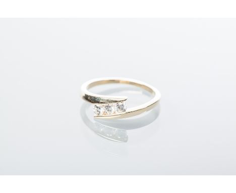 DIAMOND THREE STONE RING
set with three brilliant cut diamonds, in a crossover setting, marked 375 for nine carat gold, size 