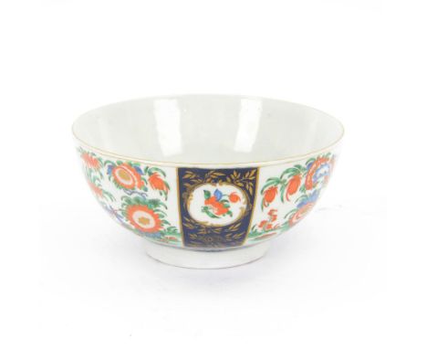 18th century Worcester porcelain clop bowl circa 1770, decorated in the Rich Queens pattern, painted in the Kakiemon style wi