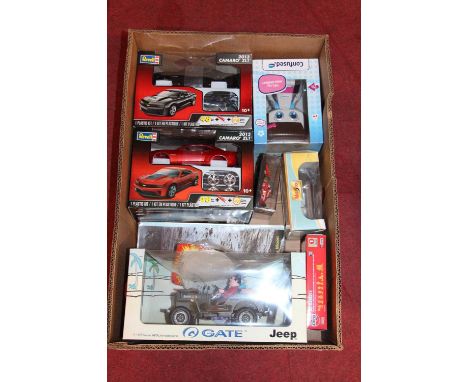 A tray of mixed toys to include Airfix, Revell and others, to include a Gate 1:18 model Jeep