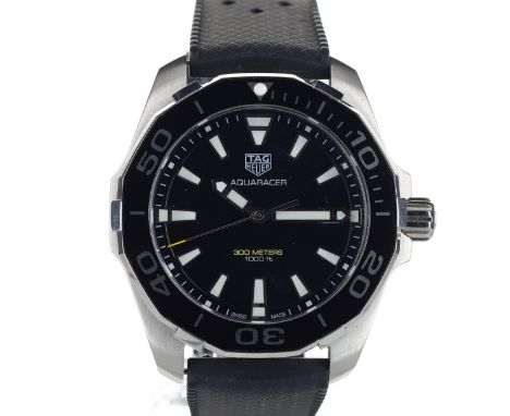 Tag Heuer - Aquaracer 300m Steel Diver's Quartz Watch. Quartz movement. Case made from stainless steel, rubber strap.Mineral 