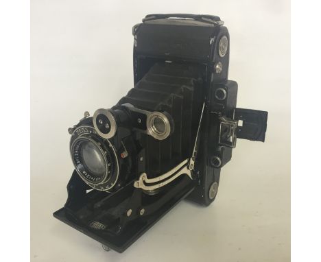 Zeiss Super Ikonta D Camera
Lens: 120mm Triotar
Age of Item: 1934 – 36
