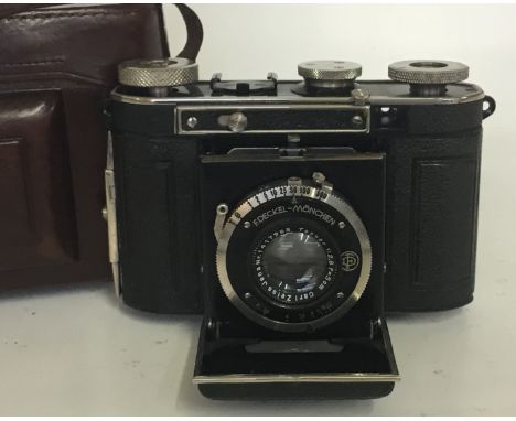 Certo Dollina Camera
Serial No:2179
Lens: 50mm Tessar
Accessories: Leather Case
Age of Item: 1935 – 39
