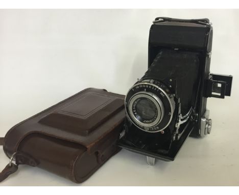 Zeiss Ikonta 521/2 Camera
Serial No:N91398
Lens: 105mm Novar
Accessories: Leather Case
Age of Item: c1950
