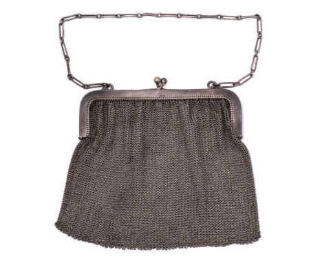 A Continental silver mesh evening purse, bears import marks for London, 1918: 192gms, 6.18ozs.