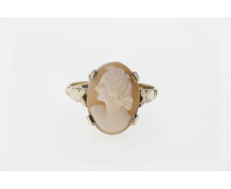 A 9ct gold and shell cameo ring, size K½. 