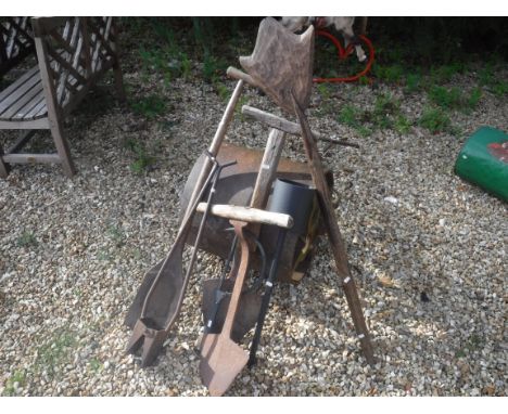 A small quantity of vintage hand tools