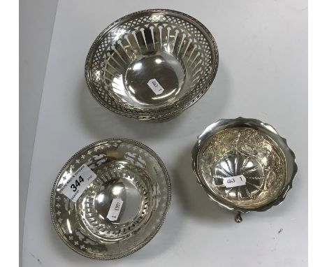 A George V silver pierced bonbon dish on pedestal foot (Birmingham 1927) 15.5 cm in diameter x 7.5 cm high together with a sm