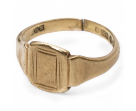 9ct gold signet ring, hallmarkedCondition Report:Approx 2.45gm, shank split
