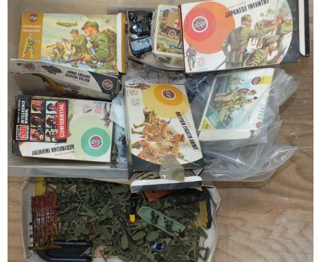 A quantity of plastic soldiers, 1/32 scale, mainly by Airfix and other items.