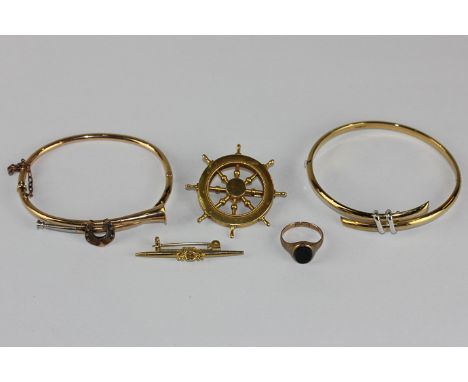A 9ct gold bangle, a 15ct gold coaching horn and horseshoe bangle, a 9ct gold and bloodstone signet ring initialled, a gilt m