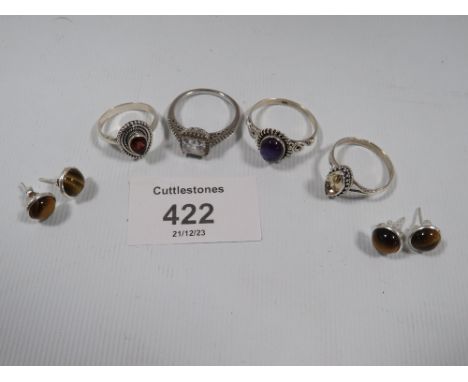 A COLLECTION OF VINTAGE 925 SILVER RINGS TO INCLUDE CITRINE, AMETHYST, GARNET AND A PAIR OF TIGERS EYE EARRINGS