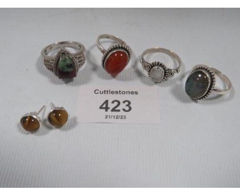 A COLLECTION OF VINTAGE 925 SILVER RINGS TO INCLUDE AMBER STYLE, OPALS ETC
