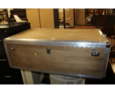 A MODERN WOOD / METAL PACKING TRUNK / COFFEE TABLE W-115 CM