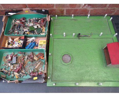 A TRAY OF VINTAGE LEAD FARM ANIMALS ETC TOGETHER WITH A VINTAGE FARMYARD LAYOUT