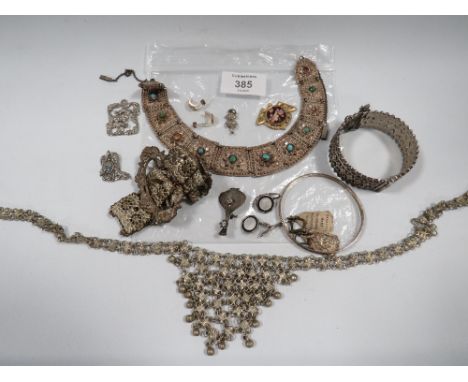 A QUANTITY OF ANTIQUE AND VINTAGE JEWELLERY