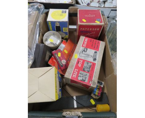 A TRAY OF VINTAGE PHOTOGRAPHY ACCESSORIES TO INCLUDE BOXED EXAMPLES