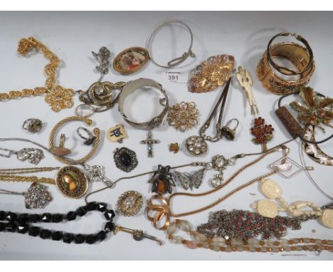 A QUANTITY OF VINTAGE SILVER COSTUME JEWELLERY