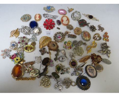 A LARGE COLLECTION OF VINTAGE COSTUME BROOCHES, VARIOUS STYLES AND PERIODS (QTY)