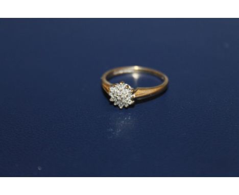 A HALLMARKED 9 CARAT GOLD DIAMOND CLUSTER RING, 1.9g, ring size M