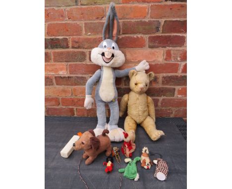 A VINTAGE PEDIGREE HUMPBACK TEDDY BEAR -  H 54 cm, TOGETHER WITH A WARNER BROS 1970S POSEABLE BUGS BUNNY ETC