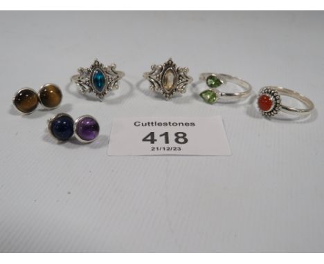 A COLLECTION OF VINTAGE 925 SILVER RINGS TO INCLUDE CITRINE, TOPAZ, PERIDOT ETC