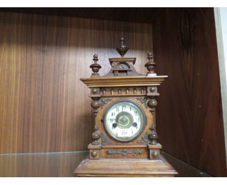 A VINTAGE OAK CASED MANTLE CLOCK 