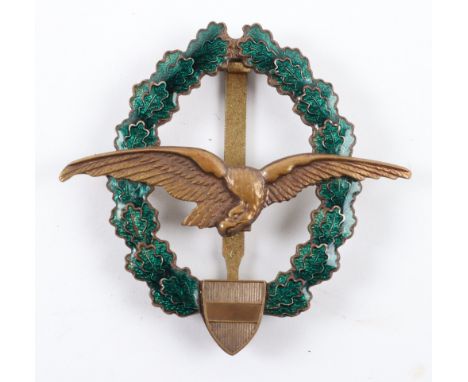 Austrian Airforce Pilots Badge, 1930’s period example. Green enamel wreath, eagle stamped to the reverse “F Petzel Wien 15”. 