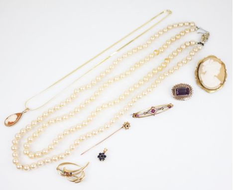 A selection of vintage jewellery, to include a carved shell cameo pendant, the tear-shaped cameo depicting a woman in profile