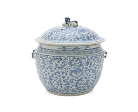 A BLUE AND WHITE 'DESARU' KAMCHENG
Decorated in peony vines and blossoms, two foo lion loop handles to each side, foo lion fi