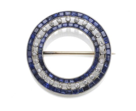 Art Déco BroscheUm 1920-30Ø 3,1 cm585/000 Gelbgold (getestet) mit 72 Saphiren im Baguette und Carreé Schliff zus. ca. 3,00 ct