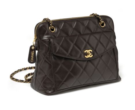 Chanel27 x 20 x 11 cmSchultertasche in braunem, gesteppten Lammleder mit Schulterkette aus Leder und goldfarbener Hardware. V
