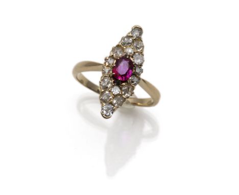 Marquise Ring mit Rubin und DiamantenRM 55585/000 Gelbgold mit 16 Diamanten im Altschliff und Achtkantschliff zus. ca. 1,00 c