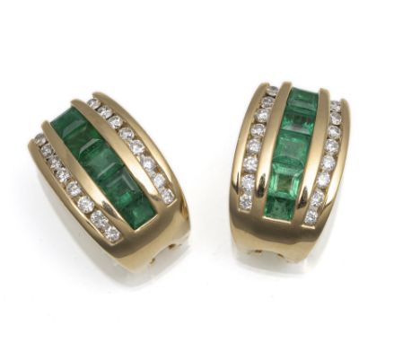Ohrclips mit Smaragden &amp;amp; Brillanten1,7 x 1,0 cm585/000 Gelbgold mit zehn Smaragden im Careeschliff zus. ca.1,2 ct und