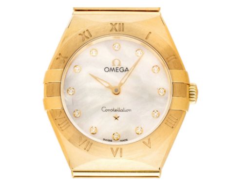 Omega Constellation Diamanten Perlmutt28 mm18kt Gelbgold, 28 mm, Ziffernblatt Perlmutt mit Diamantindexen, gelbgoldene Zeiger
