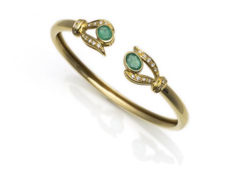 Armreif mit Smaragden &amp;amp; BrillantenInnnenmaß 5,8 x 5,0 cm750/000 Gelbgold mit zwei Smaragden im Ovalschliff zus. ca. 1