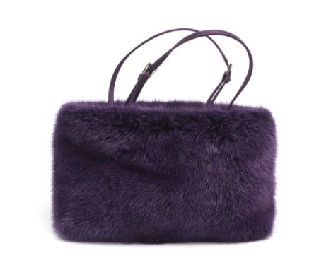 Prada18 x 25 cmAbendtasche, violett gefärbter Zuchtnerz. Innenausstattung sowie Henkel aus Satin, silberne Hardware, Authenti