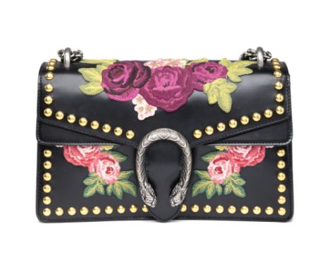 Gucci18,5 x 26,5 x 10 cmUmhängetasche. '' Blind for Love''. Schwarzes Kalbsleder mit Blumenstickereien und Nieten in goldfarb
