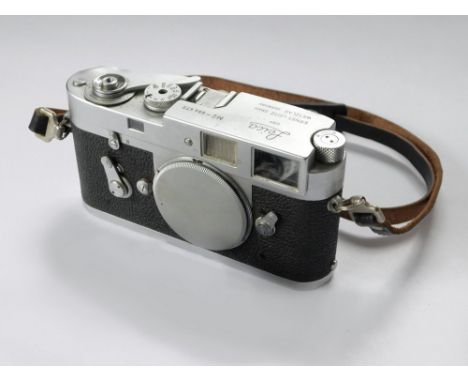 LEICA M2 1958 CAMERA BODY. A 1958 Leica M2 camera body No. 994 479, body cap but no case. Shutter & winder appear to be worki