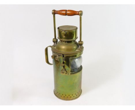 SIGNALLING LAMP. A large hand held brass signalling lamp by E.G. & S. 1918. Full height 42cm.  Please note that all items in 