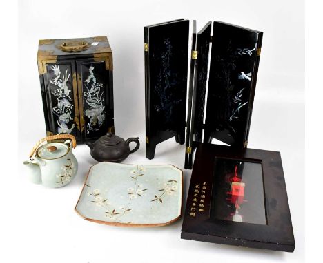 An Oriental collectors' lot comprising a lacquered jewellery casket with inlaid mother-of-pearl decoration and metal mounts, 