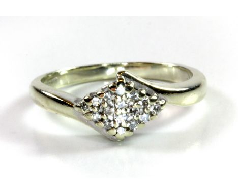 A 9ct yellow gold diamond set cluster ring, (K.5).