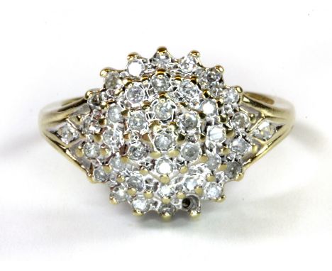 A 9ct yellow gold diamond set cluster ring, (J).