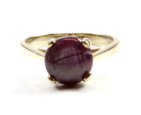 A 9ct yellow gold ring set with a cabochon cut ruby, (M.5).