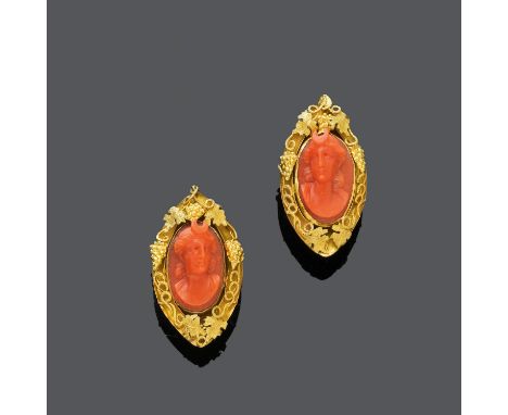 KORALLEN-GOLD-OHRSTECKER, um 1900.Gelbgold, 8g.Dekorative, mandelförmige Ohrstecker, besetzt mit je 1 Mittelmeer-Korallenkame