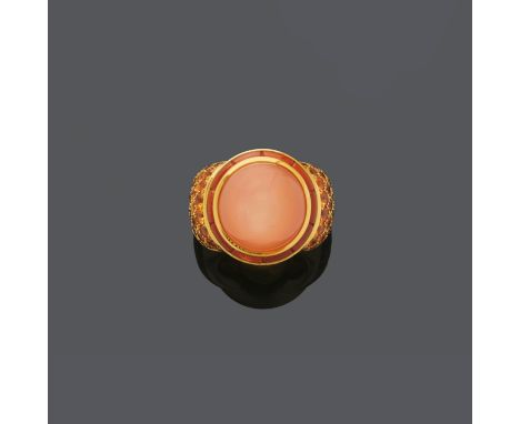 MONDSTEIN-KARNEOL-SPESSARTIN-RING, MAJO FRUITHOF.Gelbgold 750, 50g.Dekorativer, moderner Ring, die Schauseite besetzt mit 1 r