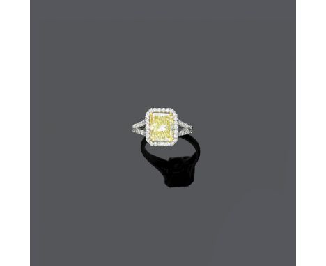 DIAMANT RING.Weiss- und Gelbgold 750, 5g.Eleganter Ring, die Schauseite besetzt mit 1 oktogonalen Diamant von 2.74 ct, ca. ve