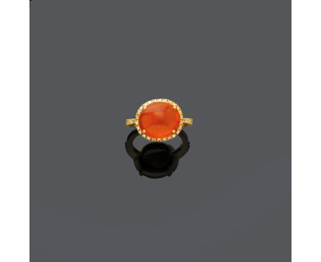 SPESSARTIN-DIAMANT-RING.Gelbgold 750, 8g.Sportlich-eleganter Ring, die Schauseite besetzt mit 1 ovalen Spessartin-Cabochon vo