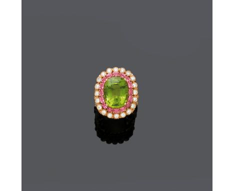 PERIDOT-PINK-SAPHIR-DIAMANT-RING.Roségold 750, 11g.Dekorativer Ring, die Schauseite besetzt mit 1 ovalen Peridot von 7.57 ct,