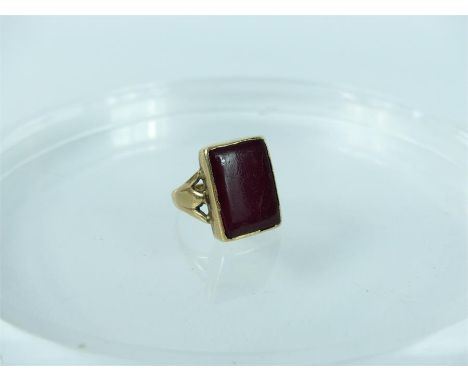 A vintage 9 ct yellow gold ring featuring a rectangular carnelian stone with trumpeting, tulip-shaped shoulder detail, Weight