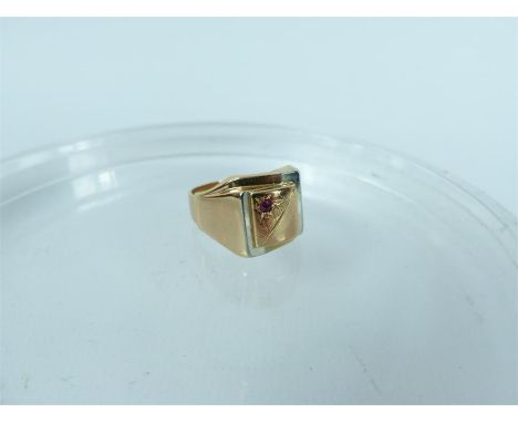 An 18 ct yellow and white gold gentleman's ruby set ring; Weight 5.8 g; Ring size R.